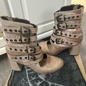 Freebird Tali Taupe Size 8 Rare Unicorn Boot Like New